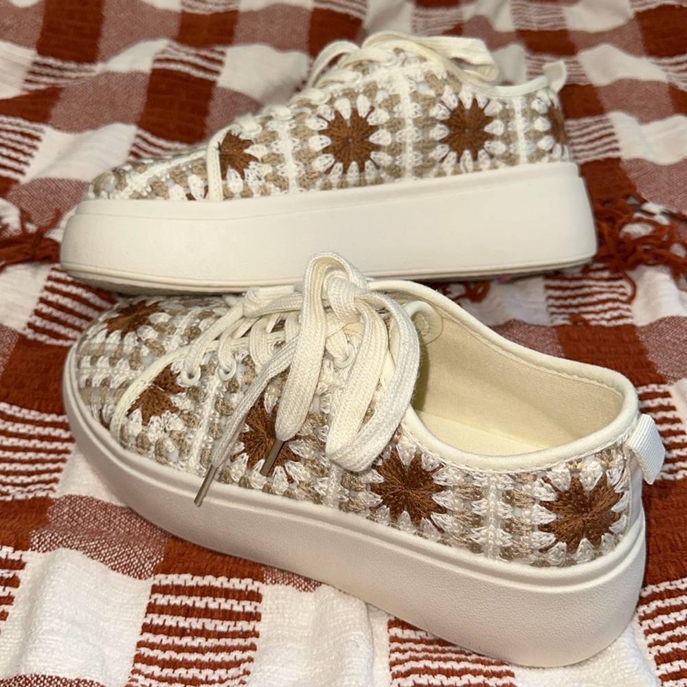 Crochet Platform Shoes - Picture 2 of 12